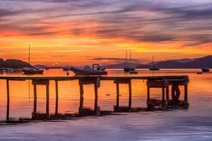 vista panorámica de la bahía con muelle y barcos en la riviera francesa en verano después de la colorida puesta de sol foto