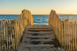 vista panorámica de la entrada de la escalera de madera a la playa en el sur de Francia foto