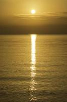 vista panorámica de la perfecta puesta de sol dorada de verano sobre el mar mediterráneo en saint tropez en el sur de francia foto