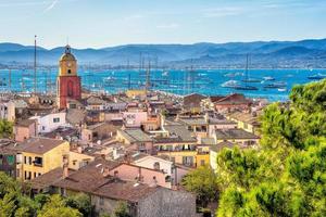 vista panorámica de saint tropez en colores otoñales contra el mar mediterráneo foto