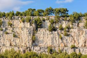 vista panorámica de los acantilados blancos en cassis, al sur de francia foto