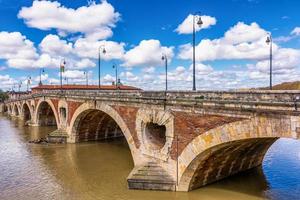 vista panorámica del puente viejo en toulouse contra el cielo dramático de primavera foto