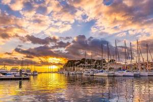 vista panorámica del mar mediterráneo contra la espectacular puesta de sol de invierno en el pequeño puerto pesquero de sanary sur mer en el sur de francia foto