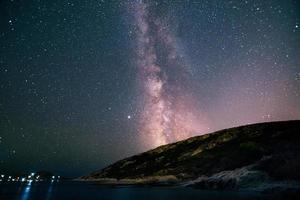 vista panorámica de la vía láctea en cap taillat en la bahía de saint tropez foto