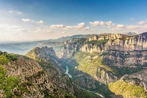 vista aérea del cañón de verdon en provenza al sur de francia en los colores de la puesta de sol de verano foto