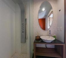 Diseño de interiores de baño pequeño y moderno. estilo brillante foto