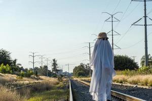 fantasma en las vías del tren con el tren pasando por detrás, al atardecer, méxico américa latina foto