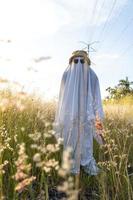 fantasma en el campo disfrutando del sol y el tren que pasa detrás, vías del tren foto