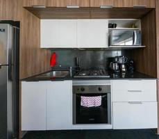 cocina moderna para apartamentos pequeños, diseño de interiores de diseño moderno, américa latina foto