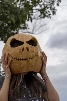 Calabaza de Halloween brillante aislado sobre fondo blanco. foto