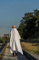 fantasma en las vías del tren con el tren pasando por detrás, al atardecer, méxico américa latina foto