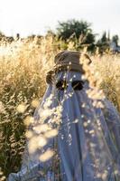 fantasma en el campo disfrutando del sol y el tren que pasa detrás, vías del tren foto