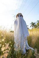 fantasma con sombrero brillante, fantasma con sábana y lentes de sol con tema de halloween, méxico foto