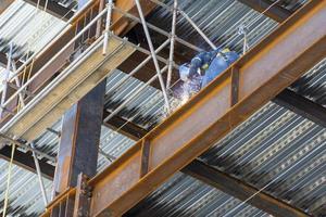 hombre soldando acero en una viga en alturas, estructura de edificio, mexico guadalajara foto