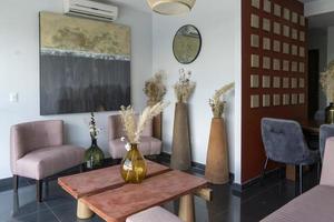 estilo interior mexicano con jarrones y madera natural, diseño mexicano, diseño de interiores foto