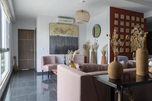 hermosa habitación con muebles de color terracota, diseño moderno y elegante foto