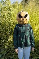 mujer joven con una calabaza en la cabeza para halloween, día de los muertos, méxico foto