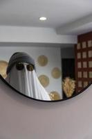 espejo fantasma viendo su reflejo mexico america latina foto