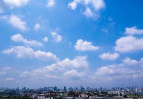 Bangkok, Tailandia - 13 de febrero de 2018, el horizonte urbano del paisaje urbano del centro de la ciudad de Bangkok y la nube en el cielo azul. imagen de vista amplia y alta de la ciudad de bangkok foto