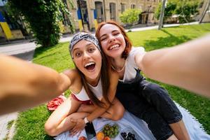 hermosas mujeres toman una foto con una maravillosa vista al parque