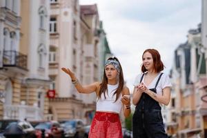 dos mujeres jóvenes caminando al aire libre divirtiéndose foto