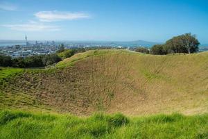 Mount Eden, el antiguo volcán de la ciudad con la vista del horizonte de Auckland, la ciudad más grande de Nueva Zelanda. foto