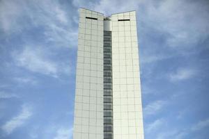 edificio de gran altura en la ciudad. rascacielos entre edificios. casa de oficinas foto