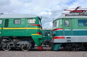 cabinas de trenes eléctricos rusos modernos. vista lateral de las cabezas de los trenes ferroviarios con muchas ruedas y ventanas en forma de ojos de buey foto