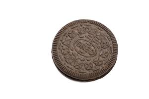 kharkiv, ucrania - 14 de febrero de 2022 galleta fina y crujiente de oreo sobre fondo blanco. la marca oreo es propiedad de mondelez international foto