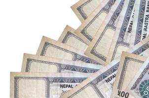 Los billetes de 500 rupias nepalíes se encuentran en diferente orden aislados en blanco. concepto de banca local o hacer dinero foto