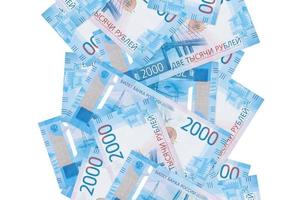 Billetes de 2000 rublos rusos volando aislados en blanco. muchos billetes cayendo con copyspace blanco en el lado izquierdo y derecho foto