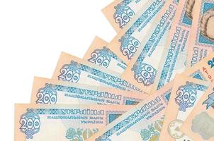 200 billetes de hryvnias ucranianos se encuentran en un orden diferente aislado en blanco. concepto de banca local o hacer dinero foto