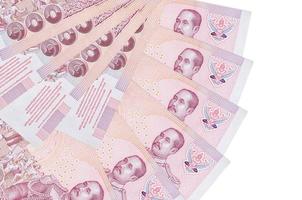 Los billetes de 100 baht tailandeses se encuentran aislados en fondo blanco con espacio de copia apilados en forma de abanico de cerca foto