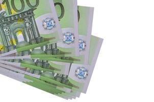 Los billetes de 100 euros se encuentran en un pequeño grupo o en un paquete aislado en blanco. maqueta con espacio de copia. negocios y cambio de moneda foto