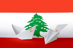 bandera de líbano representada en avión y barco de origami de papel. concepto de artes hechas a mano foto