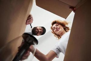 esto es para la cocina. pareja feliz juntos en su nueva casa. concepción de movimiento foto