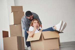 hago una sorpresa para ti. pareja feliz juntos en su nueva casa. concepción de movimiento foto