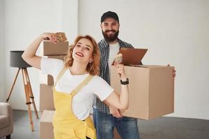 no necesitamos ayuda, podemos hacerlo sin ayuda. pareja feliz juntos en su nueva casa. concepción de movimiento foto