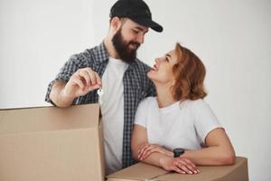 finalmente estamos aquí. pareja feliz juntos en su nueva casa. concepción de movimiento foto