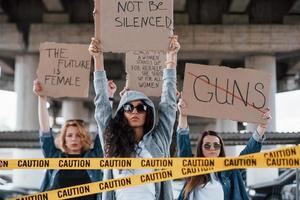 hablar en contra del bullying. grupo de mujeres feministas tienen protesta por sus derechos al aire libre foto
