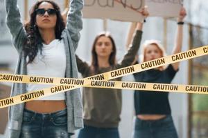 día soleado. grupo de mujeres feministas tienen protesta por sus derechos al aire libre foto