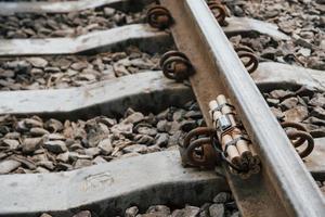 metal oxidado bomba de tiempo en el ferrocarril durante el día al aire libre. concepción del terrorismo y el peligro foto