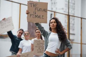 mujer fuerte. grupo de chicas feministas tienen protesta por sus derechos al aire libre foto
