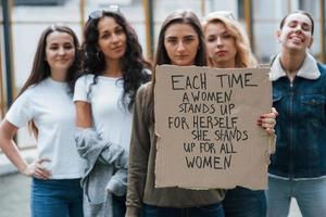 protesta pacífica. grupo de mujeres feministas tienen manifestación por sus derechos al aire libre foto
