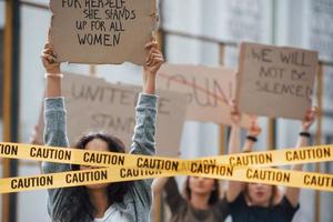 disfrutando durante la protesta. grupo de mujeres feministas tienen disturbios por sus derechos al aire libre foto