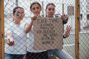 vista frontal. grupo de mujeres feministas tienen protesta por sus derechos al aire libre foto