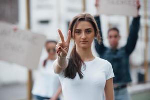 en el centro de atención. grupo de mujeres feministas tienen protesta por sus derechos al aire libre foto