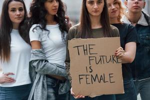 quieren ser escuchados hoy. grupo de mujeres feministas tienen protesta por sus derechos al aire libre foto