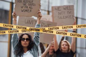 activo y enérgico. grupo de mujeres feministas tienen protesta por sus derechos al aire libre foto
