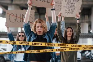 ven y únete a nosotros. grupo de mujeres feministas tienen protesta por sus derechos al aire libre foto